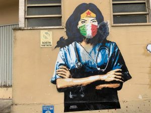 Codogno, restaurato il murale con la Wonder Woman anti Covid (ANSA/MAZZA) RIPRODUZIONE RISERVATA © Copyright ANSA