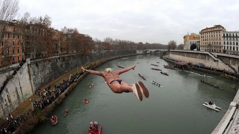 Diving into 2024: Italians Celebrate New Year with Traditional Tiber River Plunge