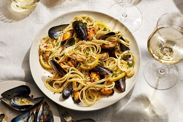 30-Minute Spaghetti With Mussels